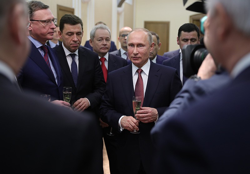 Владимир Путин во время встречи с избранными главами регионов и губернаторами