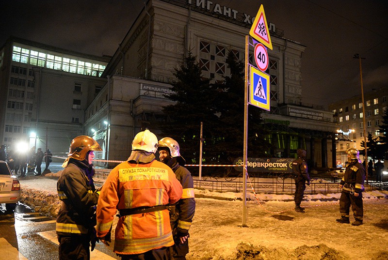 Сотрудники полиции и МЧС у входа в магазин "Перекресток" в Санкт-Петербурге, где произошел взрыв