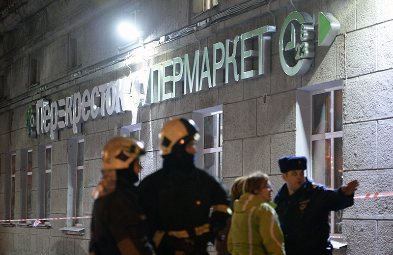 Сотрудники полиции и МЧС у входа в магазин "Перекресток" в Санкт-Петербурге, где произошел взрыв