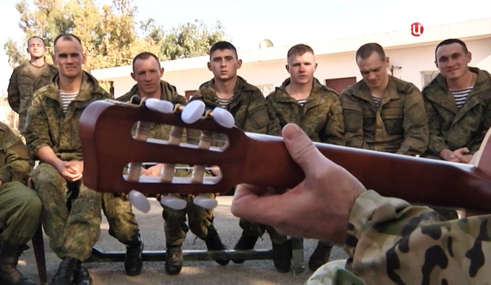 Российские артисты поздравили военных в Хмеймиме с Новым годом