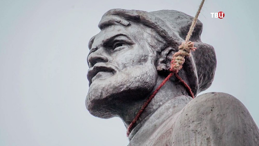 Акт вандализма над памятниками на Украине