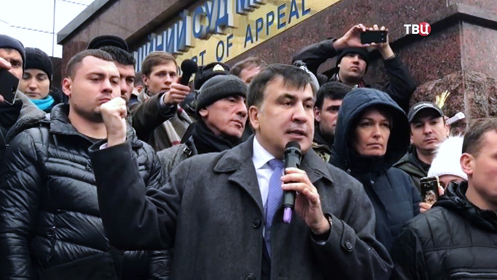Михаил Саакашвили возле апелляционного суда в Киеве