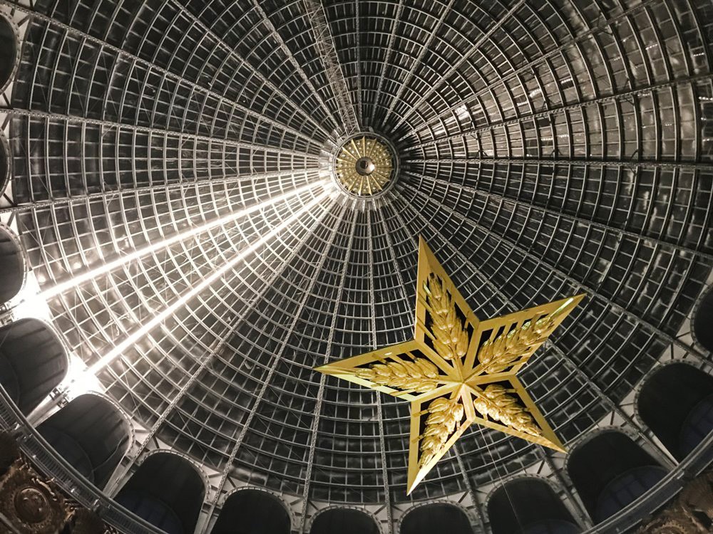 Монтаж люстры-звезды в павильоне "Космос" на территории ВДНХ