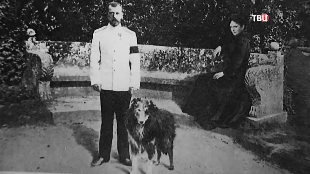 Император Николай II с собакой
