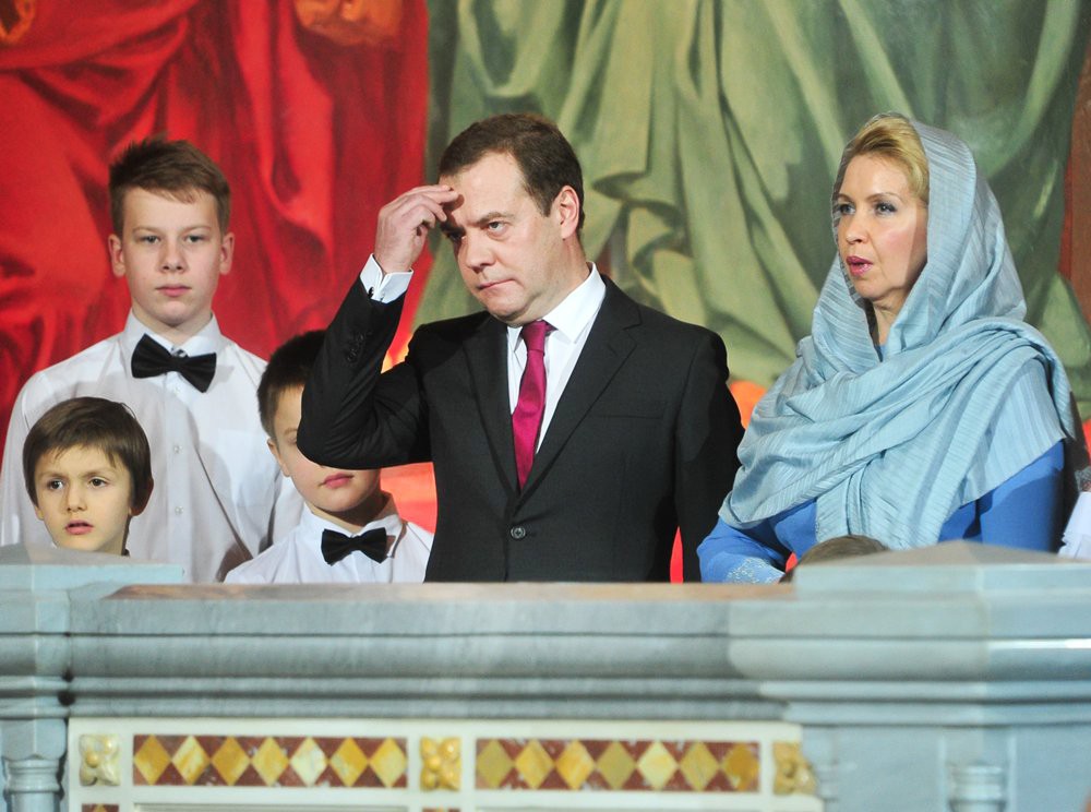 Дмитрий Медведев с супругой на Рождественском богослужени