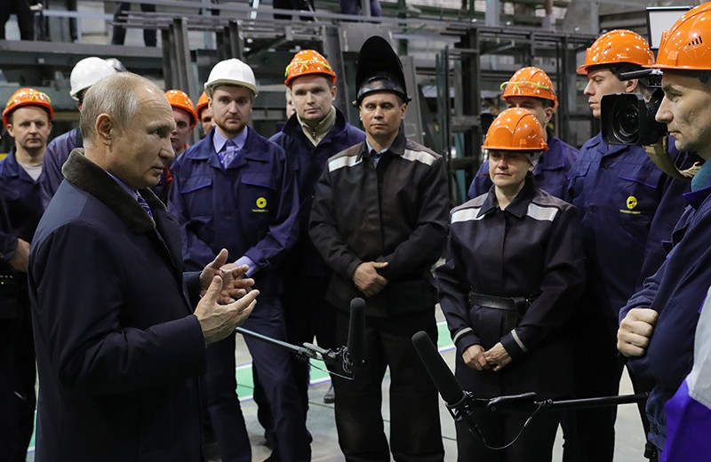 Президент России Владимир Путин во время встречи с рабочими Тверского вагоностроительного завода