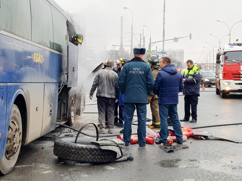 Ликвидация возгорания в моторном отсеке заказного автобуса с пассажирами на Волгоградском проспекте