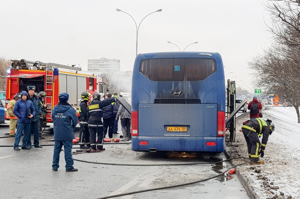 Ликвидация возгорания в моторном отсеке заказного автобуса с пассажирами на Волгоградском проспекте