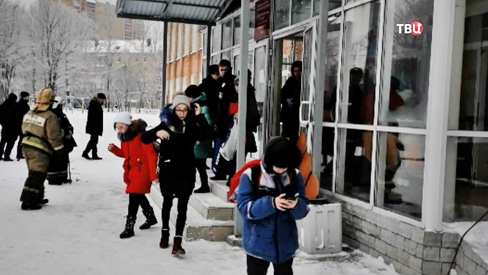 Спасатели МЧС России на месте резни в пермской школе