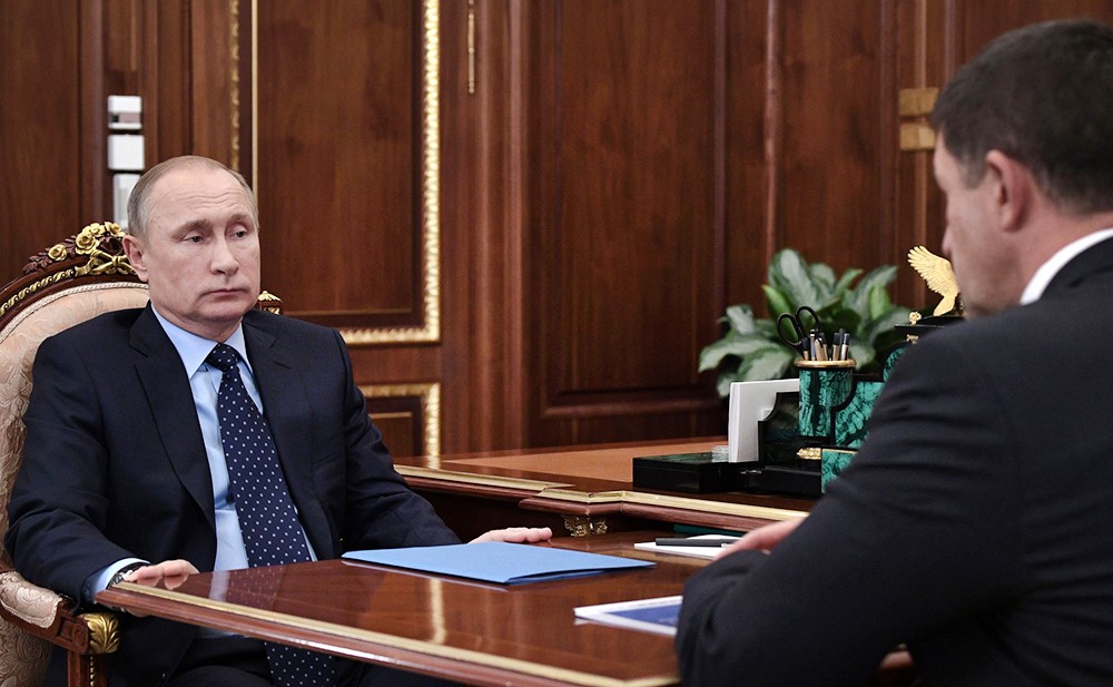 Президент России Владимир Путин и глава "Ростелекома" Михаил Осеевский
