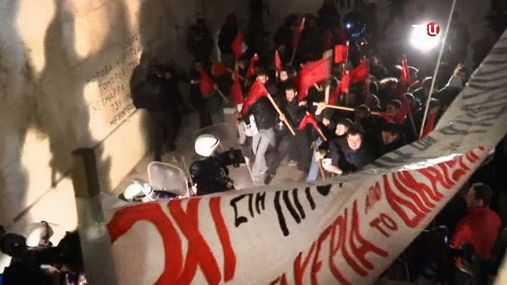 Полиция Греции разгоняет демонстрантов