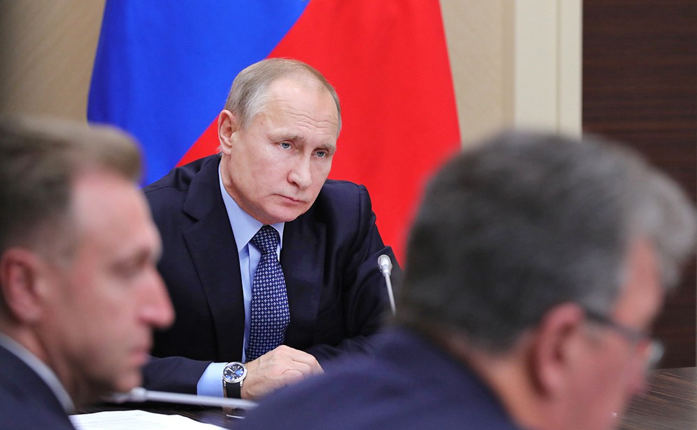 Президент России Владимир Путин на совещании с членами правительства