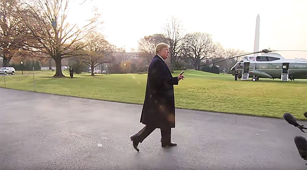 Дональд Трамп идет к вертолёту