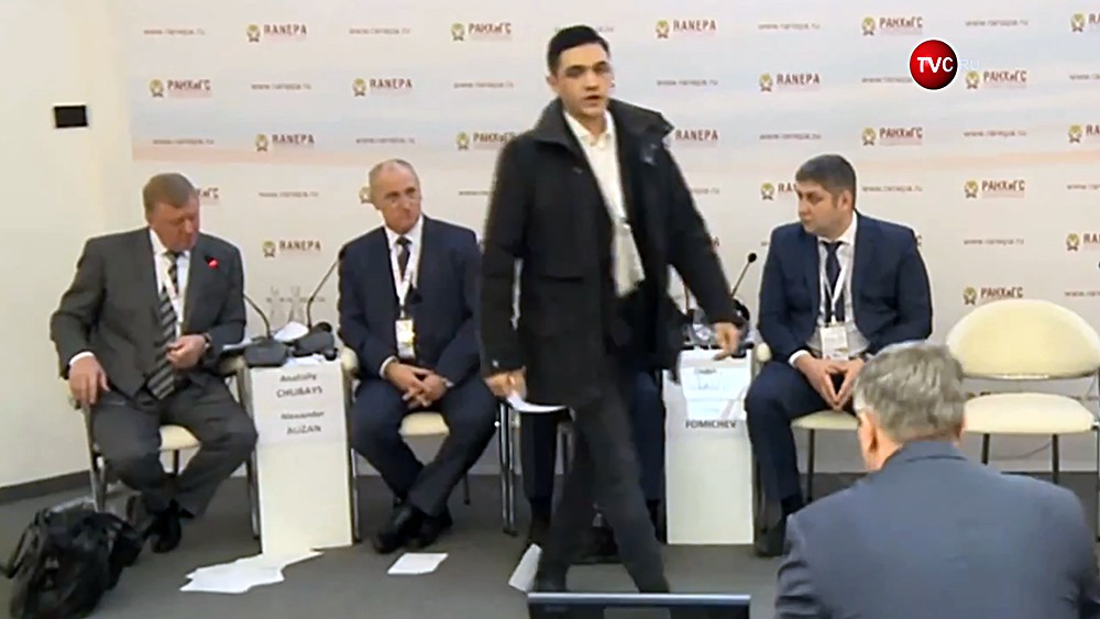 Неизвестный кинул в Анатолия Чубайса во время сессии Гайдаровского форума листы бумаги