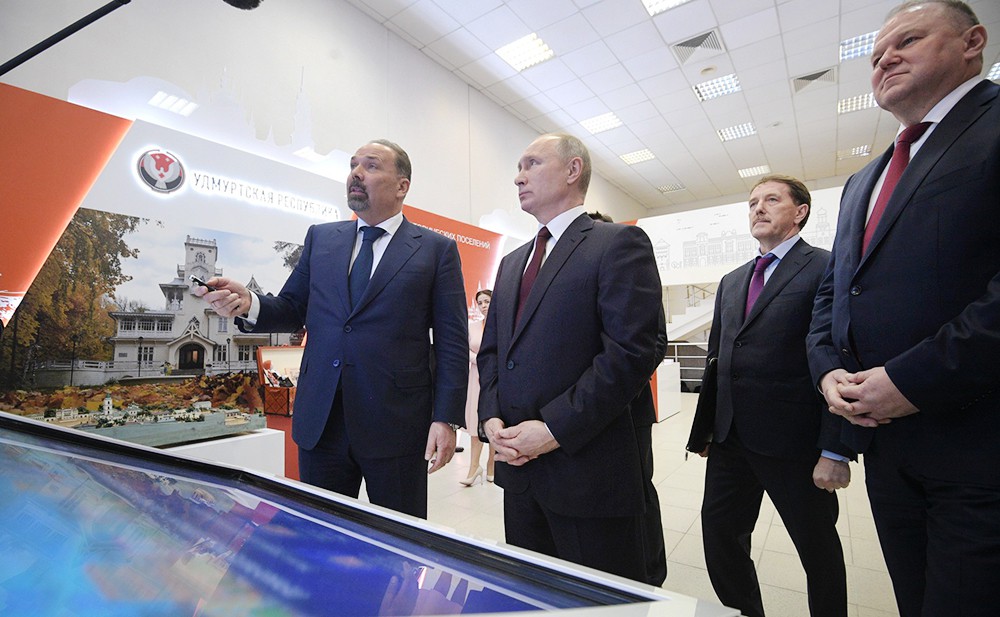 Владимир Путин во время осмотра выставки в рамках форума малых городов и исторических поселений 