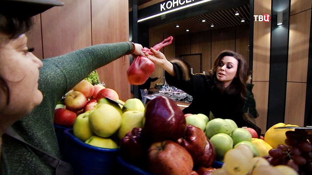 Анастасия Заворотнюк покупает овощи на рынке