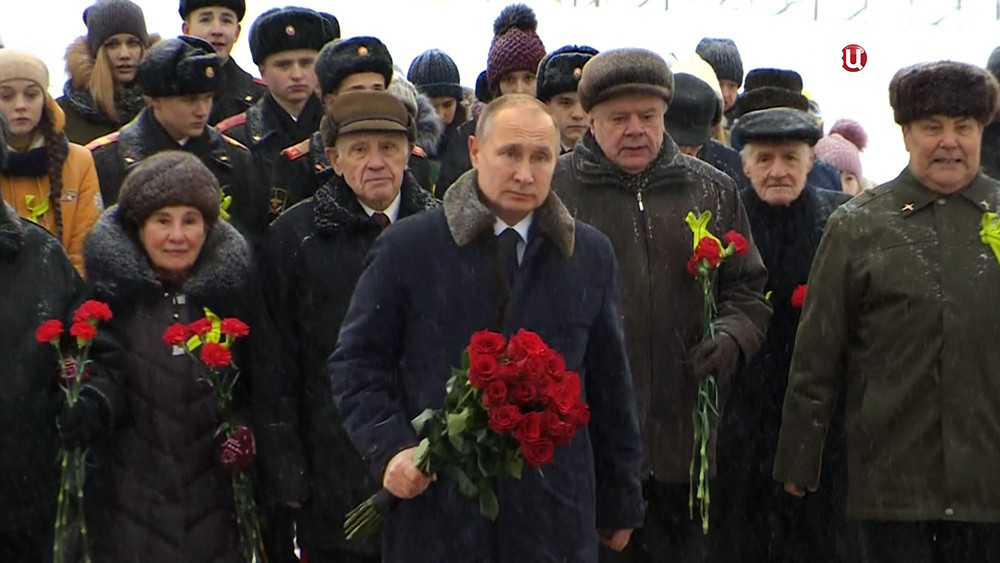 Владимир Путин возлагает цветы на Пискаревском кладбище