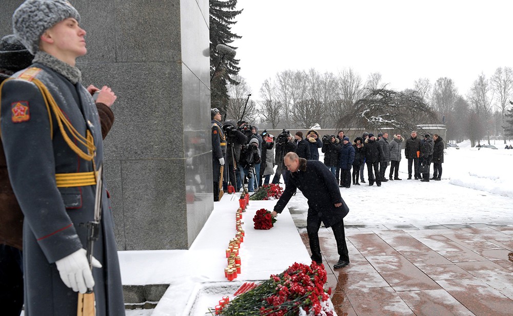 Владимир Путин на Пискаревском кладбище