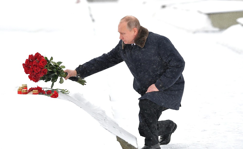 Цветок у путина на столе