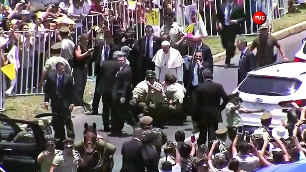Папа Римский Франциск помогает упавшей с лошади женщине-полицейской