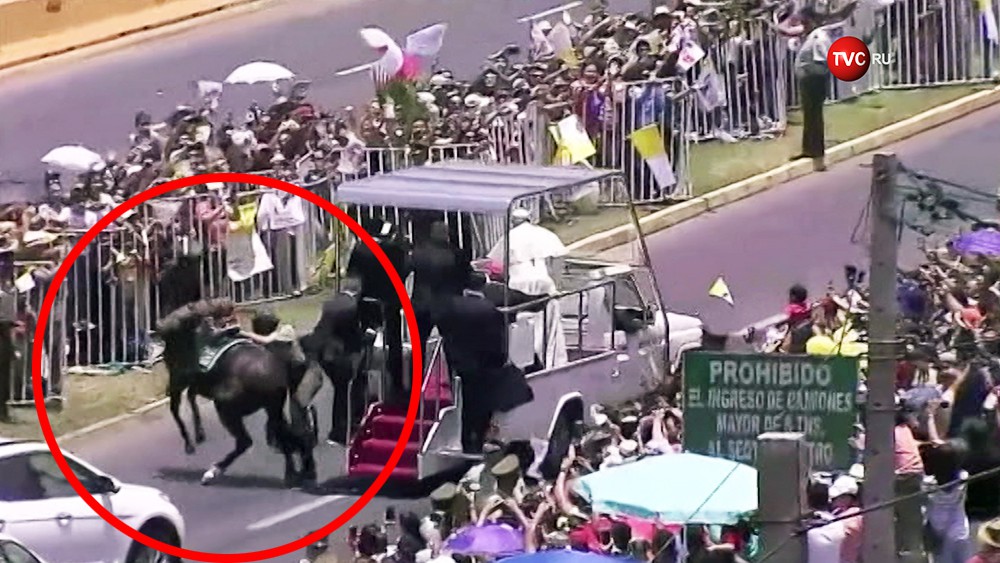 Папа Римский Франциск помогает упавшей с лошади женщине-полицейской