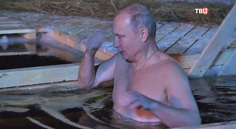Владимир Путин окунулся в прорубь