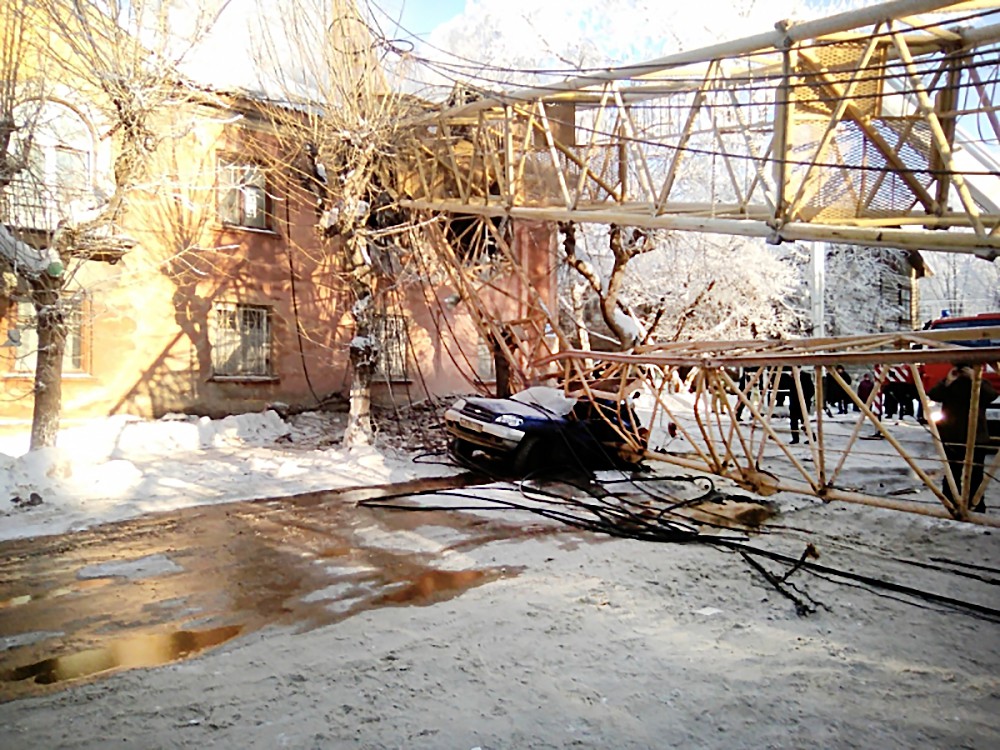 Последствия падения подъемного крана на жилой дом в Кирове