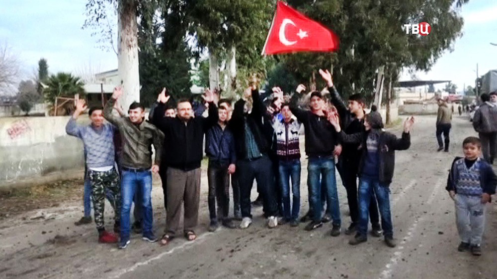 Жители Сирии встречают турецких военных