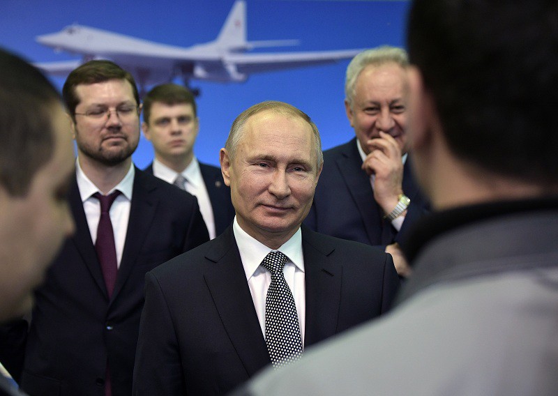 Президент России Владимир Путин во время общения с сотрудниками Казанского авиационного завода имени С.П. Горбунова.