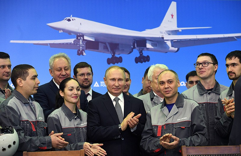 Владимир Путин на церемонии подписания государственного контракта между министерством обороны и ПАО "Туполев"