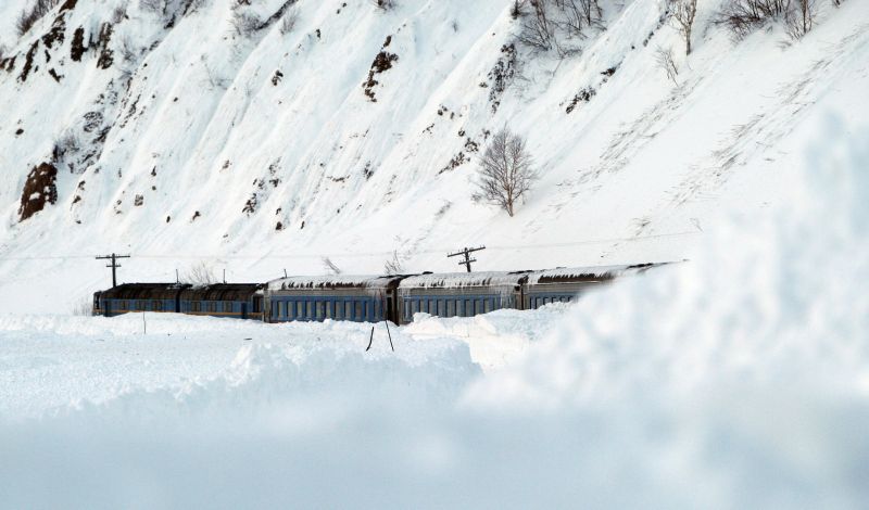 Попавший под лавину поезд на Сахалине