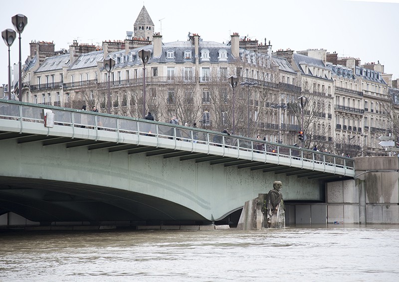 Уровень воды в реке Сене в Париже