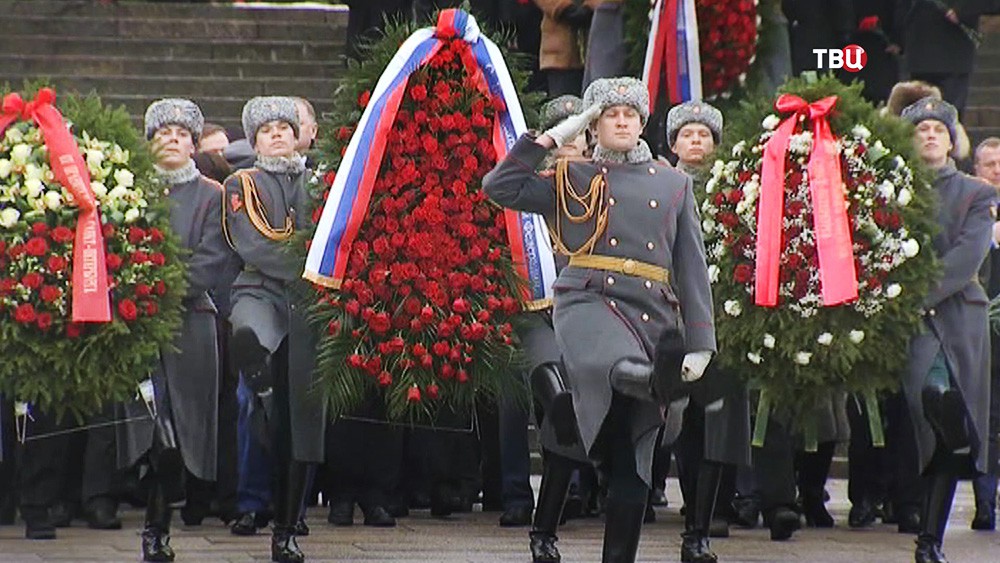 Возложение цветов на Пискарёвском кладбище