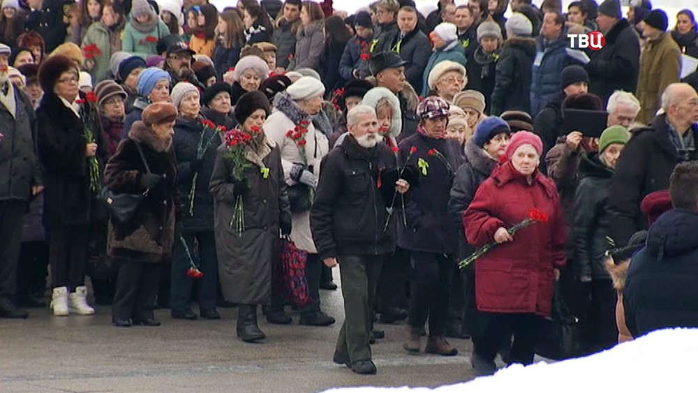 Жители Санкт-Петербурга на Пискаревском кладбище