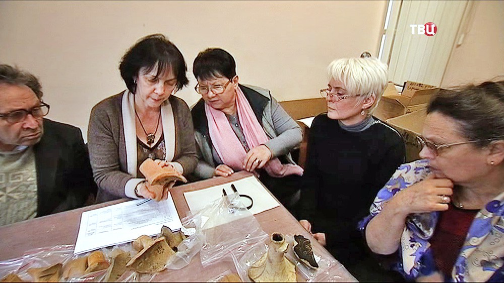 Специалисты изучают археологические находки в Крыму