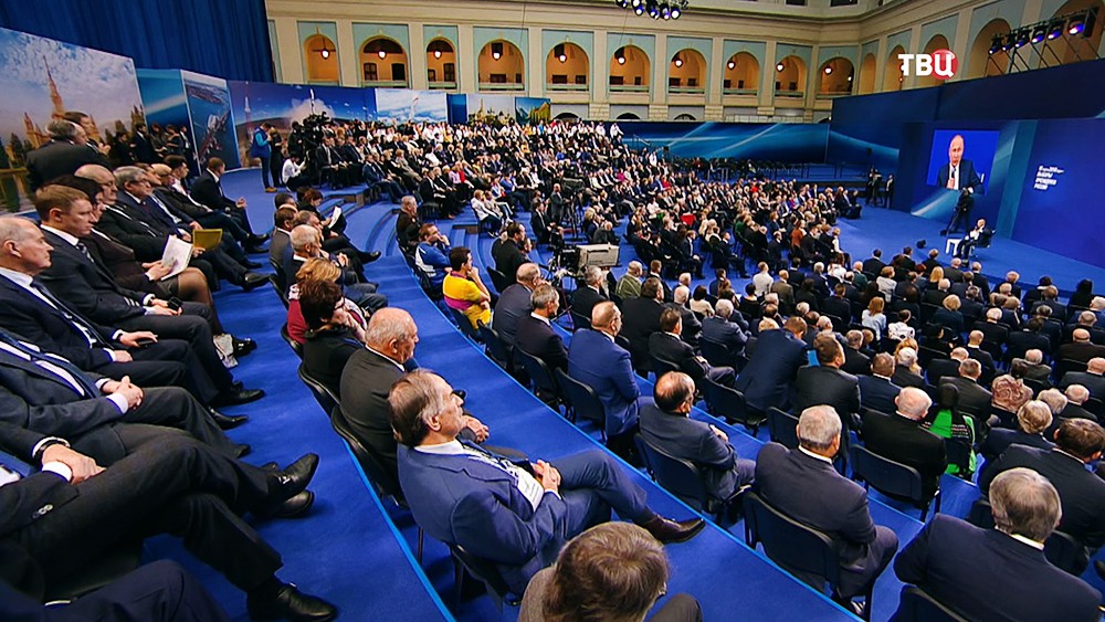 Владимир Путин во время предвыборной встречи со своими доверенными лицами 