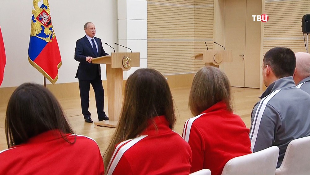Президент России Владимир Путин и члены олимпийской сборной
