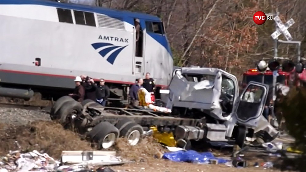 Столкновение поезда и грузовика в США