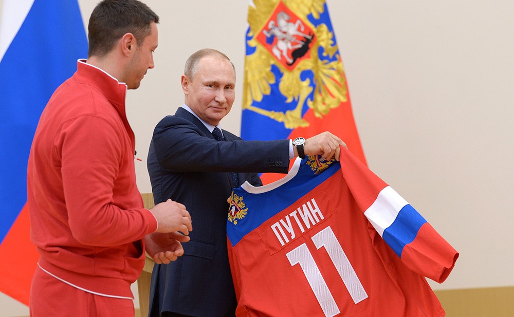 Президент России Владимир Путин и спортсмены олимпийской сборной