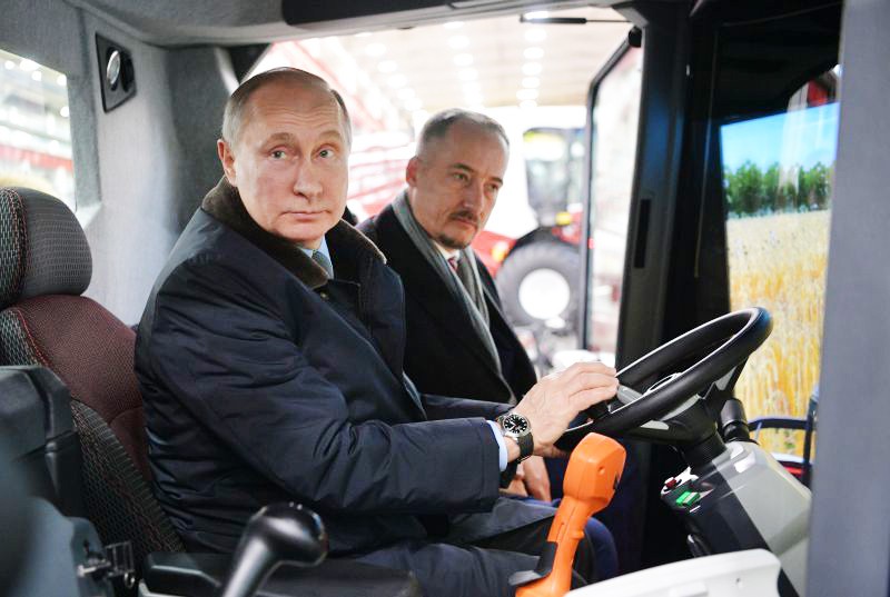 Владимир Путин за рулем симулятора комбайна