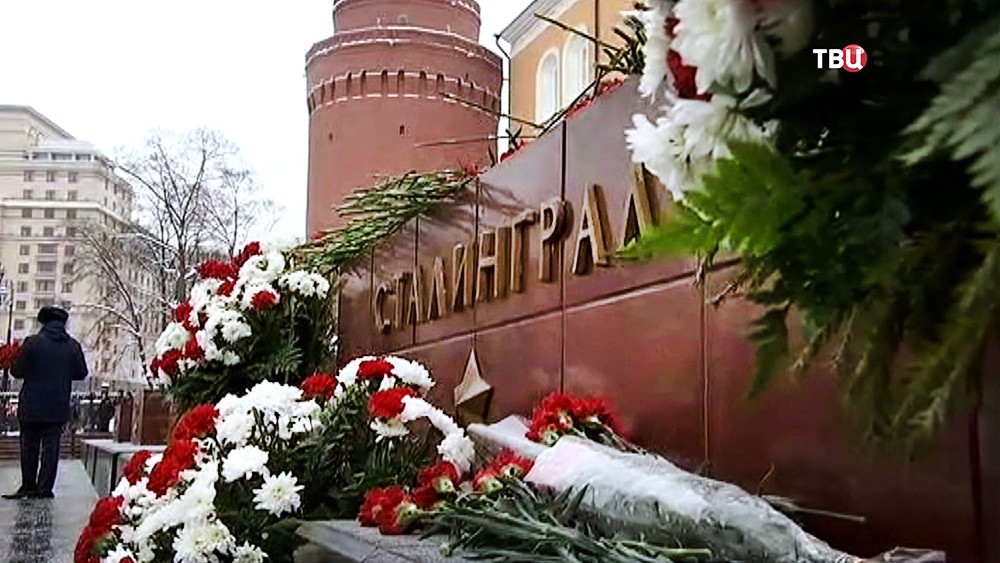 Цветы у стелы города-героя Сталинград в Александровском саду