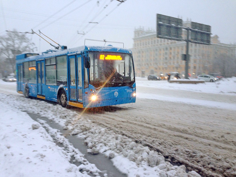 Общественный транспорт во время снегопада в Москве
