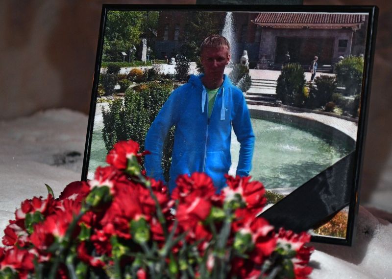 Цветы в память о погибшем летчике майоре Романе Филипове