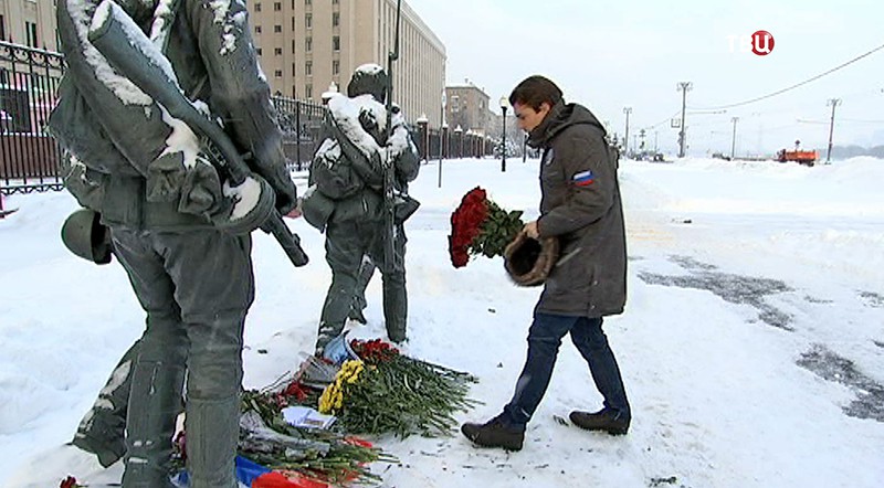Цветы в память о погибшем летчике майоре Романе Филипове  