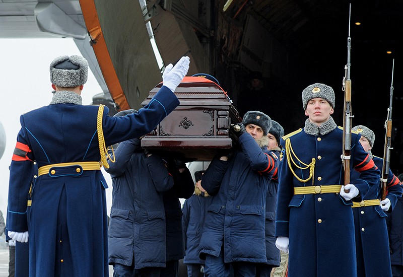Военнослужащие на церемонии прощания с летчиком Романом Филиповым