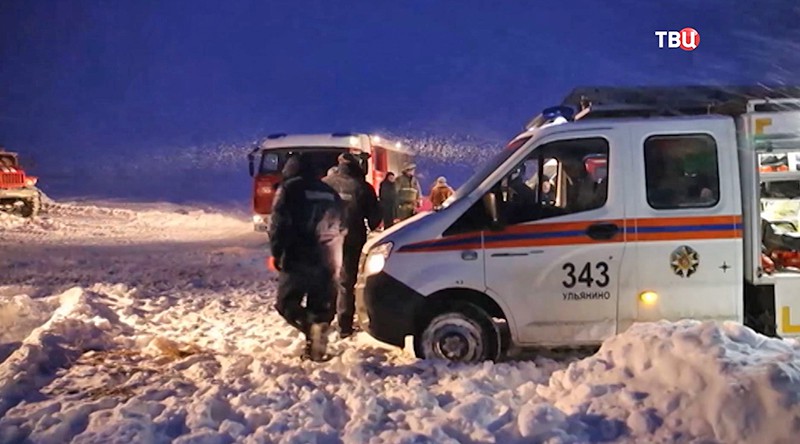 Сотрудники МЧС России на месте кушения самолета Ан-148