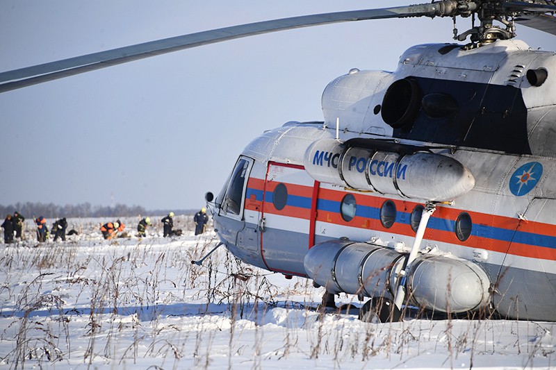 Вертолет МЧС России на месте крушения самолета Ан-148 "Саратовских авиалиний"