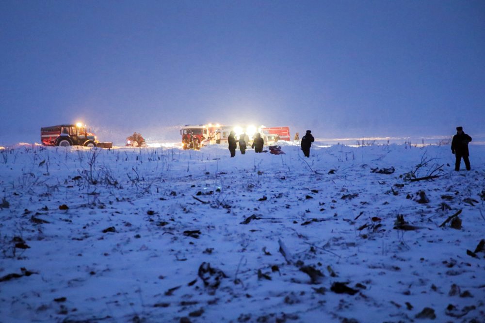 Спасатели МЧС России на месте крушения самолета Ан-148 "Саратовских авиалиний"