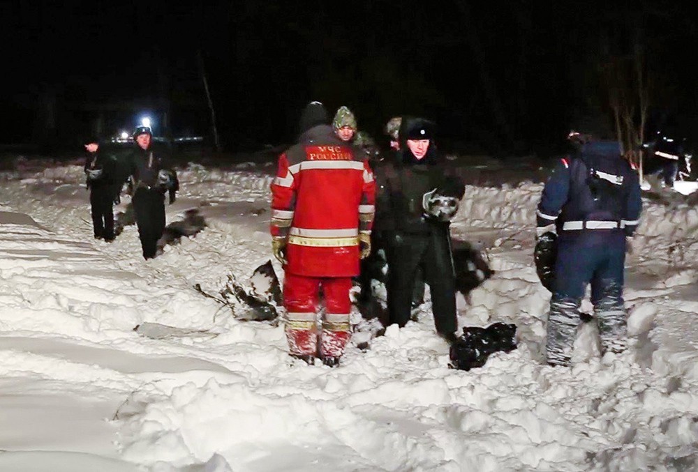 Спасатели МЧС России и полиция на месте крушения самолета Ан-148 "Саратовских авиалиний"