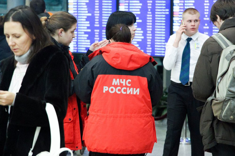 Спасатели МЧС России в аэропорту